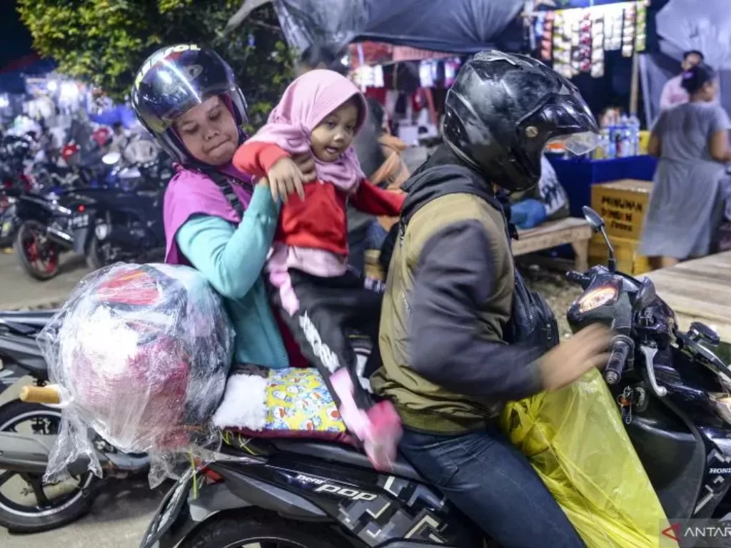 Arsip pemudik bersepeda motor bersiap melanjutkan perjalanan usai berbuka puasa di kawasan Raya Pantura, Indramayu, Jawa Barat (ANTARA FOTO/M Risyal Hidayat)