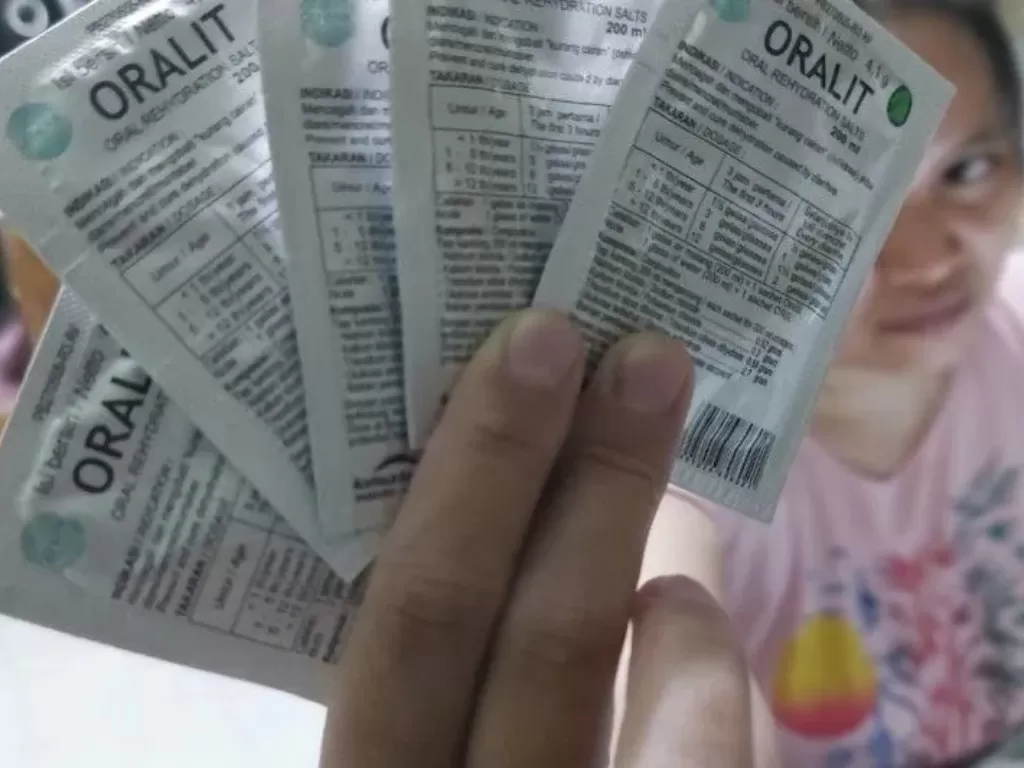 Salah satu konsumen memperlihatkan produk oralit.yang dibeli di salah satu apotek di Kota Bekasi, Jawa Barat. (ANTARA/Andi Firdaus).