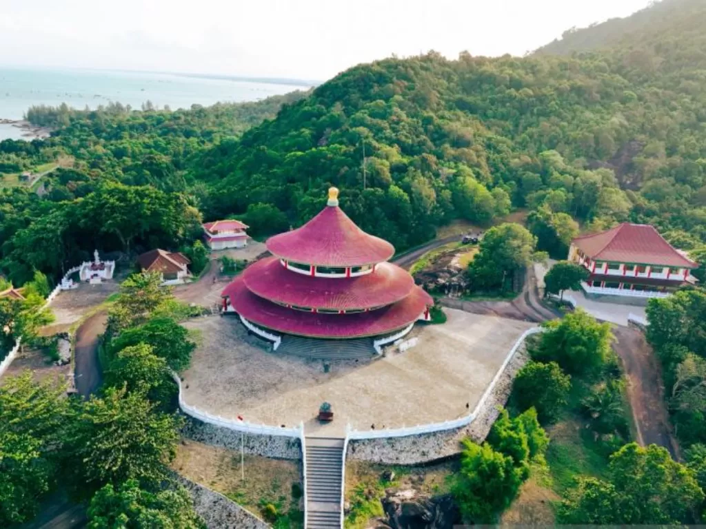 Objek Wisata Pagoda Tri Agung Sungailiat nampak dari atas depan. (ANTARA/HO-Dinparbud Bangka)