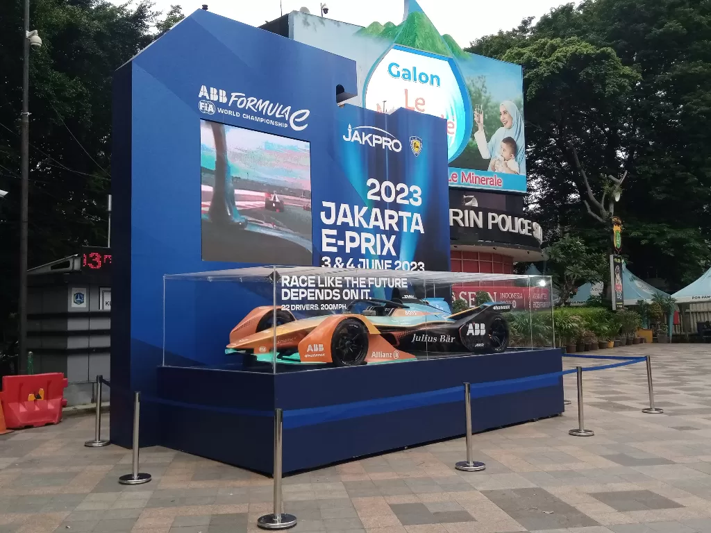 Replika mobil balap Formula E yang dipajang di Bundaran HI Jakarta (Z Creators/Jauzi Muqoddas)