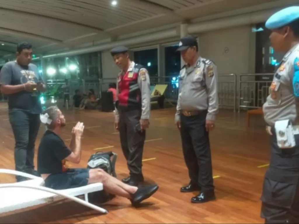 Pihak Kepolisian Resor Kawasan Bandara Internasional I Gusti Ngurah Rai, Tuban, Kabupaten Badung, Bali mengamankan seorang warga negara Amerika berinisial SCC (ANTARA FOTO/HO-Humas Polres Kawasan Bandara Ngurah Rai)