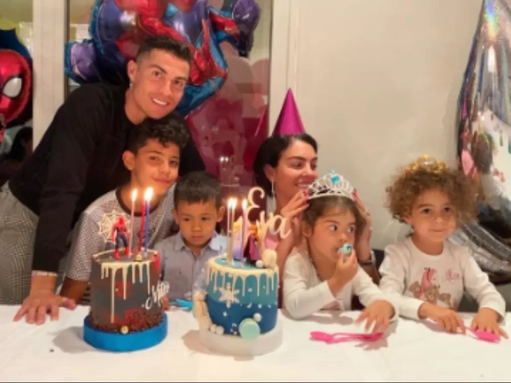 Cristiano Ronaldo lima anak yaitu Cristiano Ronaldo Jr, Alana Martina, Bella Esmelralda, Eva Maria, dan Mateo Ronaldo (Instagram/@critiano)