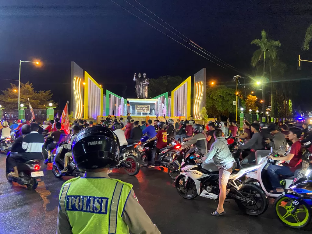 Konvoi Suporter PSM Makassar di kawal ketat pihak kepolisian (Z Creators/Rudi Hartono)