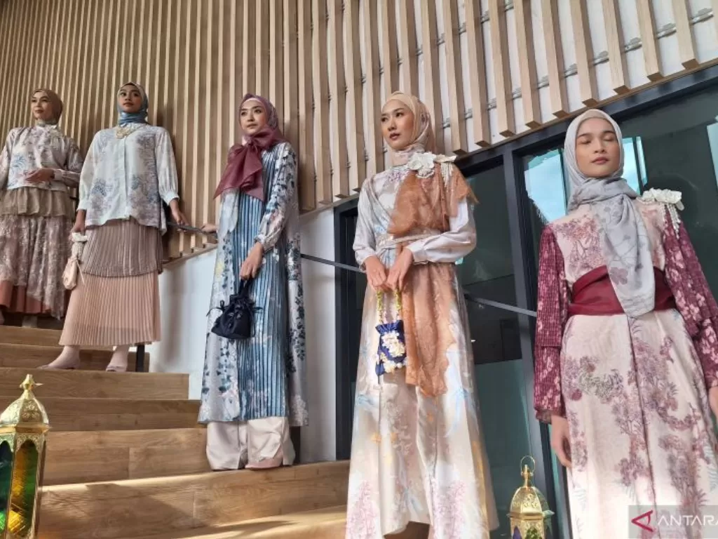 Koleksi busana dari jenama RiaMiranda untuk Ramadan in Style 2023 yang dipamerkan di Jakarta, Jumat (31/3/2023). (ANTARA/Lia Wanadriani Santosa)