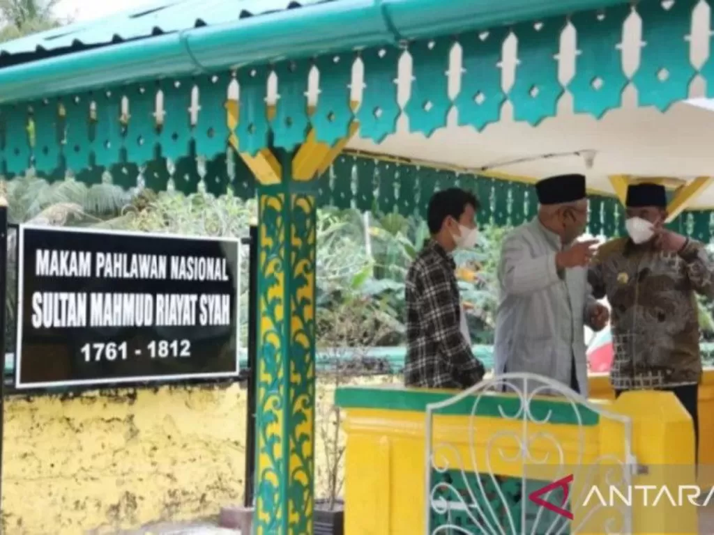 Pejabat berkunjung ke Kompleks Makam Sultan Mahmud Riayat Syah di Kabupaten Lingga, Provinsi Kepulauan Riau (Kepri). (ANTARA/Ogen)