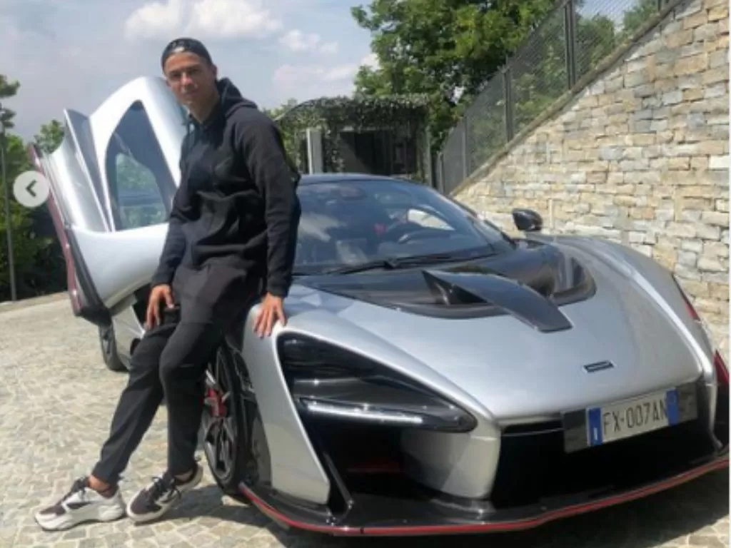 Ronaldo sendiri menjadi pemilik mobil Bugatti termahal di dunia, diantaranya Bugatti Centodieci dan Bugatti La Voiture Noire  (Instagram/@cristiano)