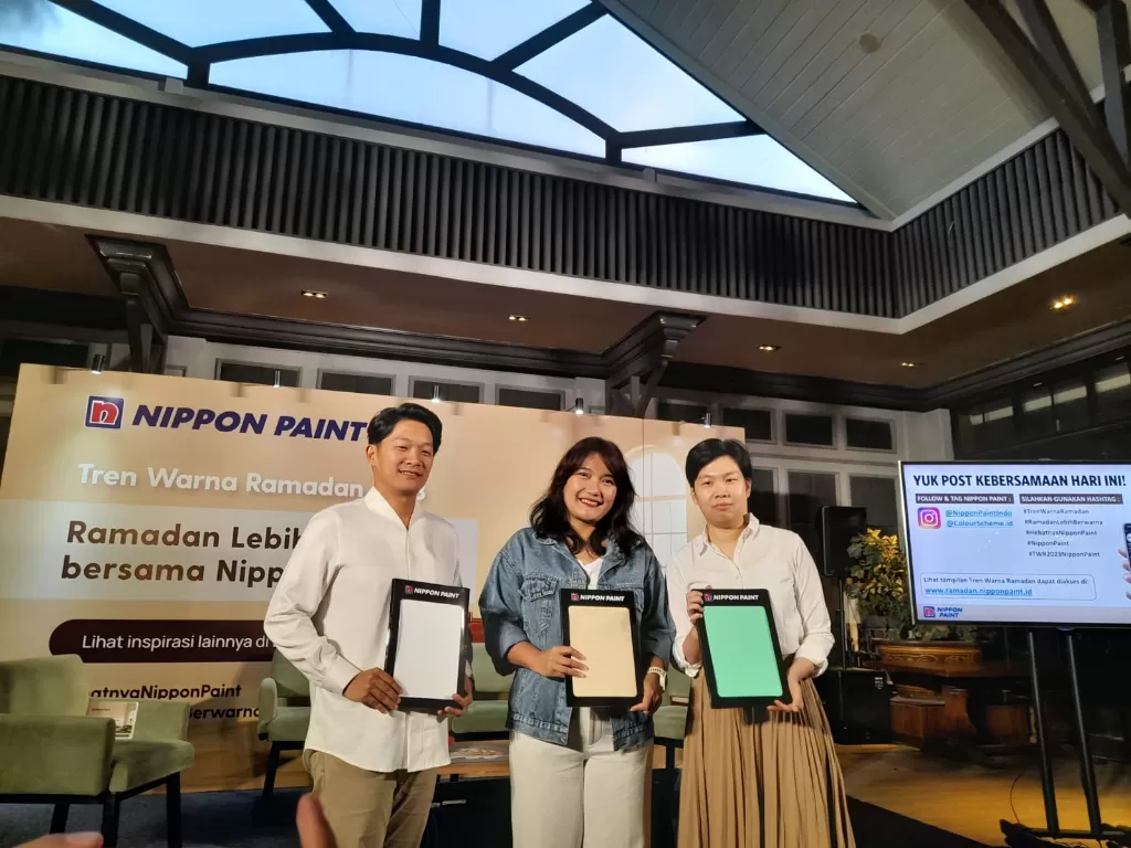 Dari kiri, Keneth Sandy, Zata Ligouw, dan Linda Kam dalam acara Media Gathering ‘Tren Warna Ramadan 2023' Nippon Paint. (Indozone/Anisa Rizwani).