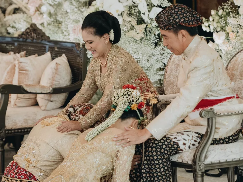 Erina Gudono-Kaesang Pangarep sungkeman dengan Presiden Jokowi dan Iriana (Instagram/erinagudono)