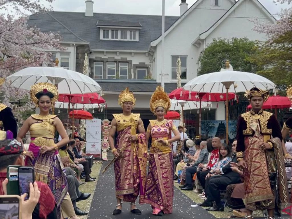Peragaan pakaian adat Bali dalam pameran seni dan budaya di Wisma Duta Tokyo. (ANTARA/ Juwita Trisna Rahayu)