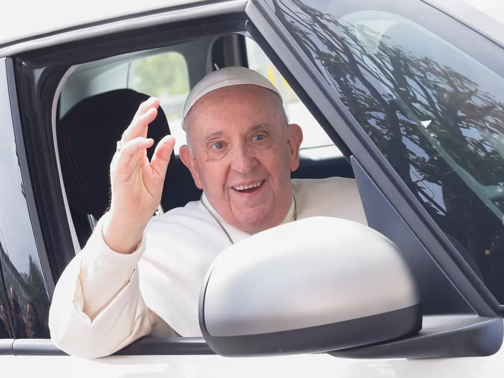 Paus Fransiskus setelah keluar dari rumah sakit usai dirawat. (REUTERS/Remo Casilli0