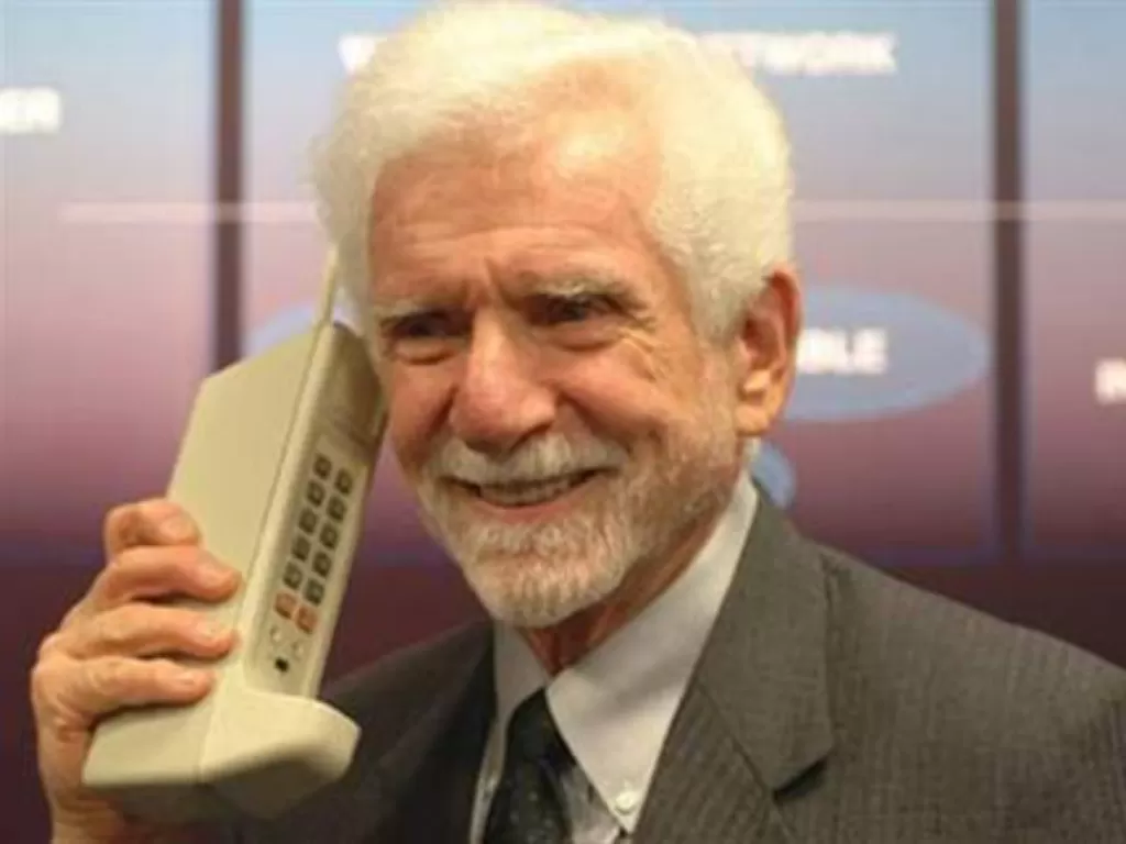 Terkuak, Ini HP yang Digunakan Martin Cooper si Penemu Telepon