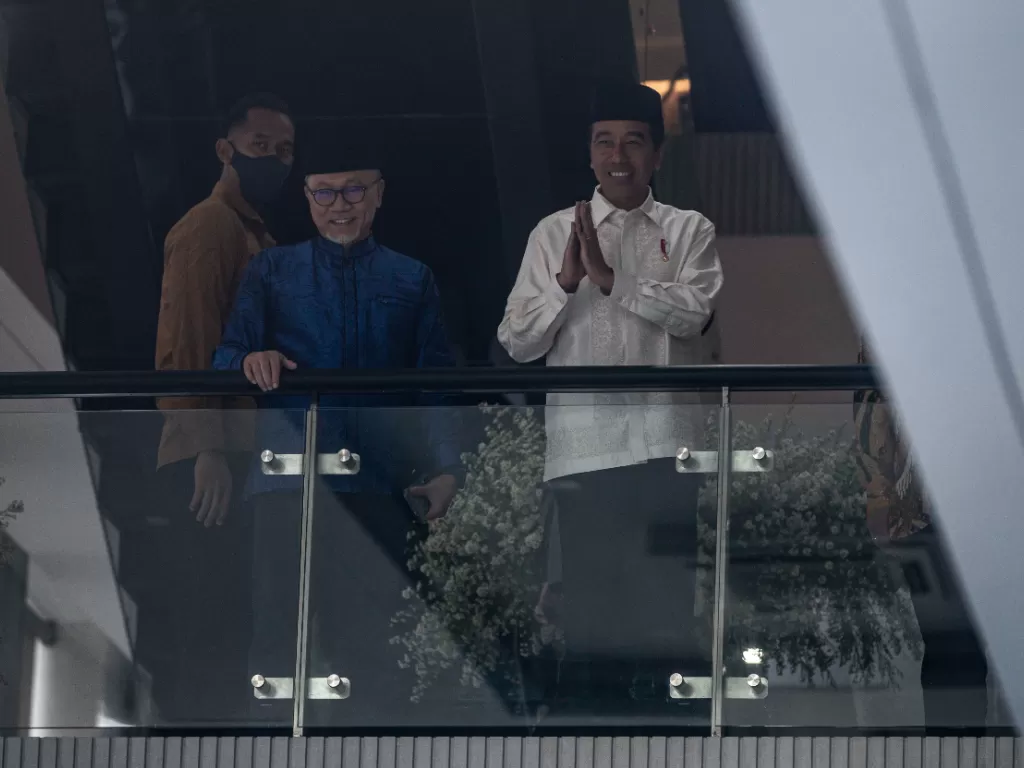 Presiden Joko Widodo (kanan) didampingi Ketua Umum DPP Partai Amanat Nasional (PAN) Zulkifli Hasan (kiri). (ANTARA FOTO/Aprillio Akbar)
