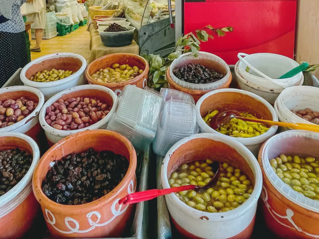 Olahan buah zaitun di Pasar Kamis Rethimno (Z Creator/Alan Munandar)