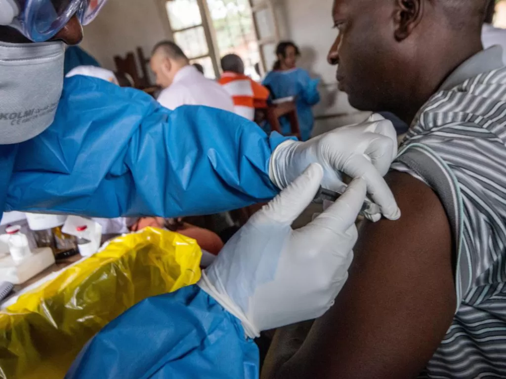 Petugas medis menyuntikkan vaksin ebola ke warga Afrika. (WHO)