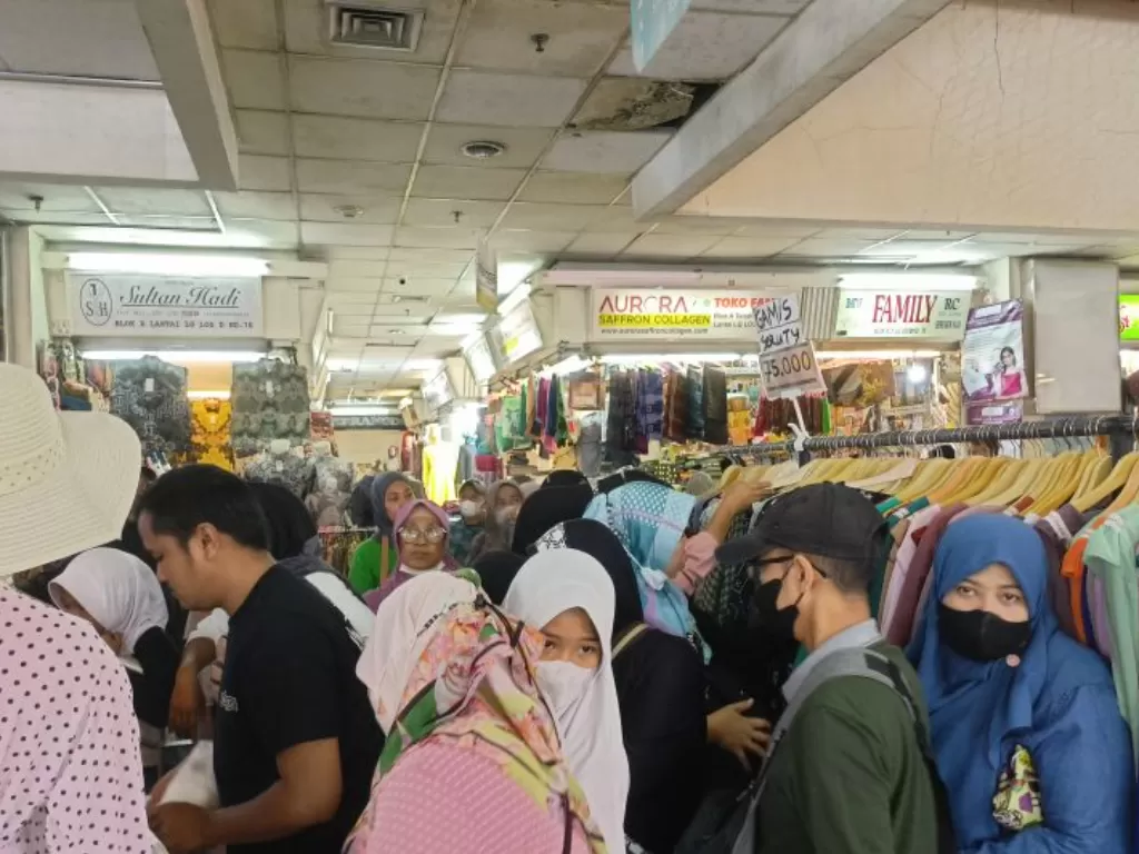 Suasana ramainya kios-kios pakaian di Blok A Pasar Tanah Abang, Jakarta Pusat, Minggu (2/4/2023). (ANTARA/Siti Nurhaliza)