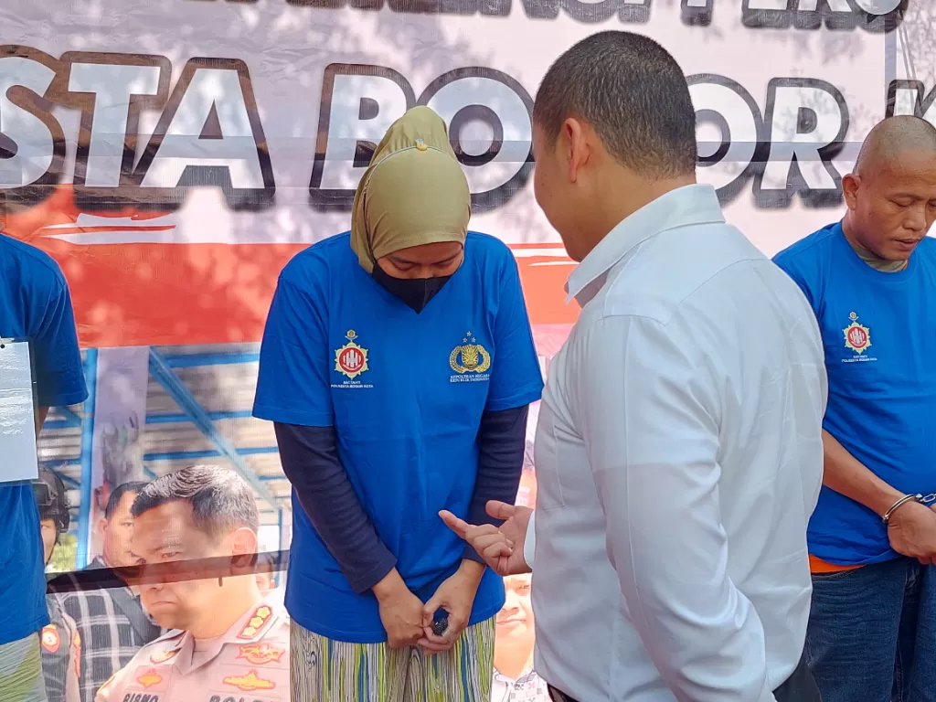 Pelaku penipuan jual beli hewan langka saat ditanyai oleh Kasat Reskrim Polresta Bogor Kota. (Zcreators/Rafik Maeilana)