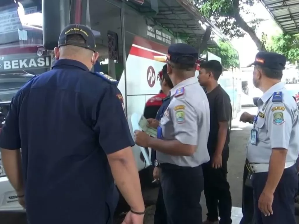  Petugas Dishub Lakukan Ramp Check Bus di Terminal Induk Bekasi. (Z Creators/Ridwan)