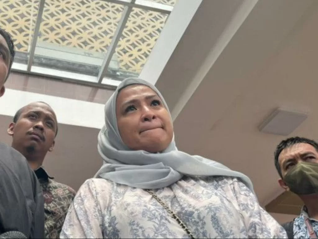 Artis Ira Riswana sekaligus ibu pengendara mobil berinisial MM (18) memberikan keterangan kepada wartawan, Jakarta, Senin (3/4/2023). (Antara)