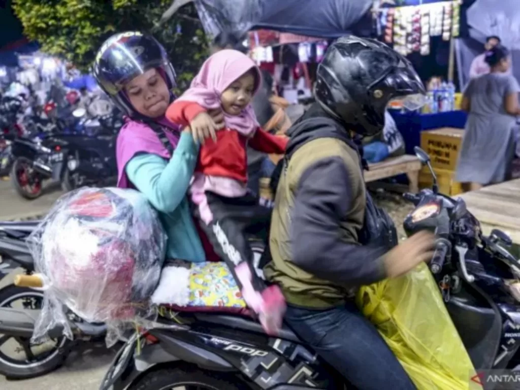 Arsip pemudik bersepeda motor bersiap melanjutkan perjalanan usai berbuka puasa di kawasan Raya Pantura, Indramayu, Jawa Barat. (ANTARA FOTO/M Risyal Hidayat)