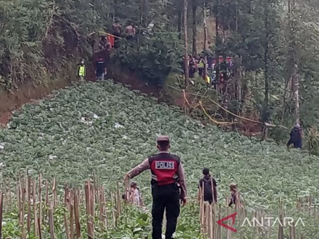 Personel Polres Banjarnegara dibantu sukarelawan kembali menyisir lokasi penguburan korban pembunuhan Mbah Slamet (ANTARA FOTO/Sumarwoto)