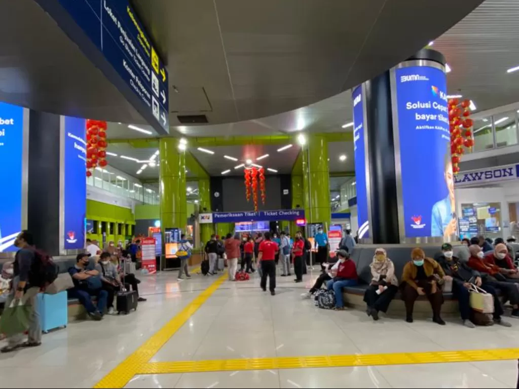 Pemandangan Stasiun Gambir yang dipadati oleh calon penumpang KA (26/1/2023). (INDOZONE/Fitriani)