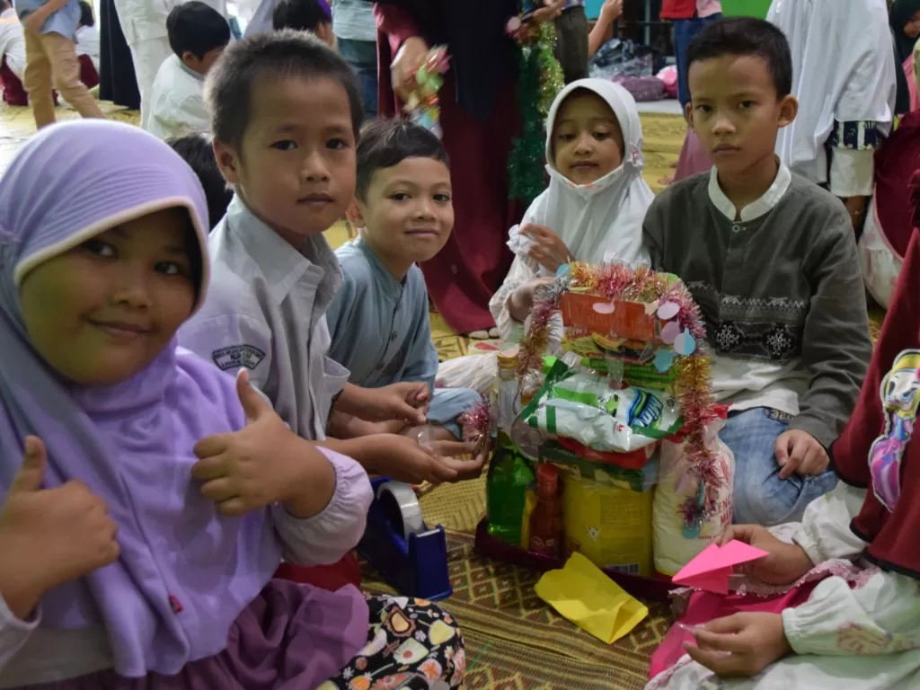 Siswa Kelas 1 SDIT Nur Hidayah Solo saat membuat parcel lebaran. (Z Creators/Ali Welianto).