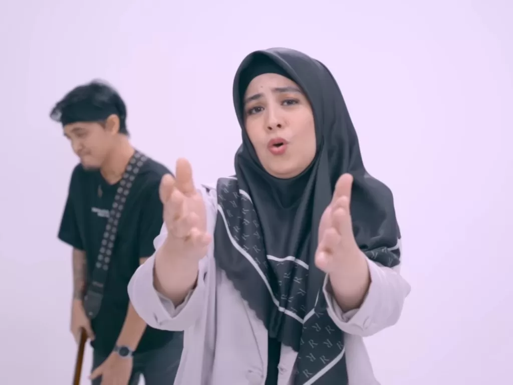 Risty Tagor dalam video klip Muslimah Sejati. (Youtube/Varsity Band).