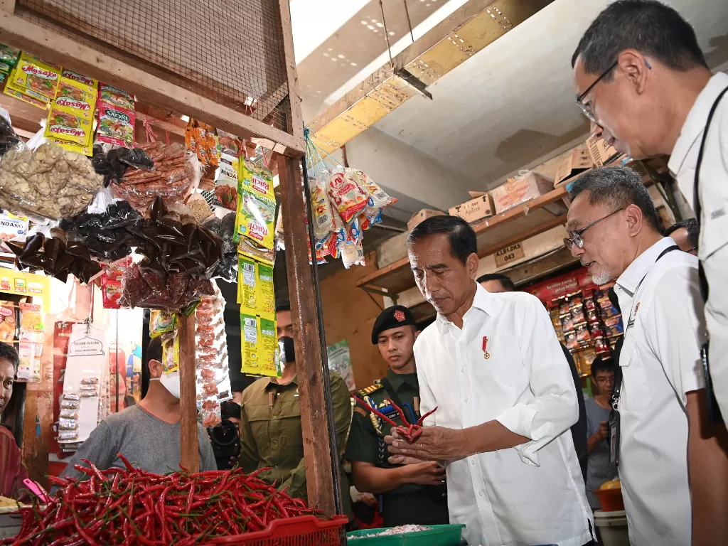 Presiden Jokowi berkunjung ke pasar di Jakarta untuk mengecek harga dan ketersediaan bahan pokok selama Ramadhan sekaligus mendengarkan aspirasi secara langsung dari masyarakat. (ANTARA FOTO/Sigid Kurniawan)