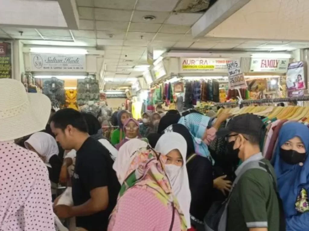 Suasana ramainya kios-kios pakaian di Blok A Pasar Tanah Abang, Jakarta Pusat, Minggu (2/4/2023). (ANTARA/Siti Nurhaliza)