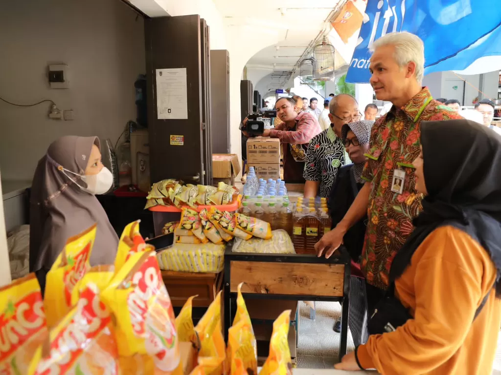 Gubernur Jawa Tengah Ganjar Pranowo saat cek harga di pasar. (Dok Ganjar)