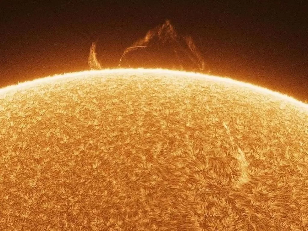 Ujung Matahari yang berhasil diabadikan astrofotografer, Jason Stromback. (Instagram/stromback_photography)