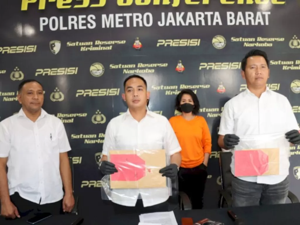 DPO atas kasus penipuan dan penggelapan Natalia Rusli (baju orange) (Dok. Polres Metro Jakarta Barat)