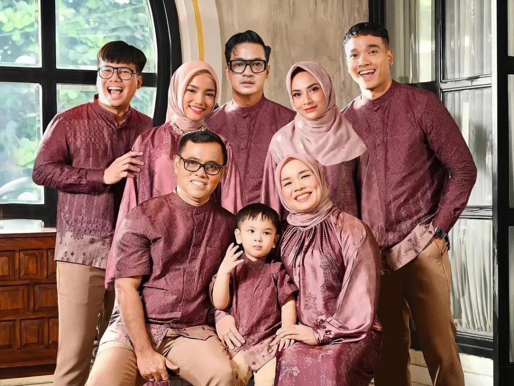Foto lengkap keluarga besar Haji Faisal. (Instagram/fuji_an)