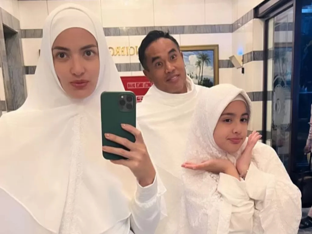 Potret Nia Ramadhani Pakai Hijab Dibalut Gamis Serba Putih Saat Umrah (Instagram Story/@ramadhaniabakrie)