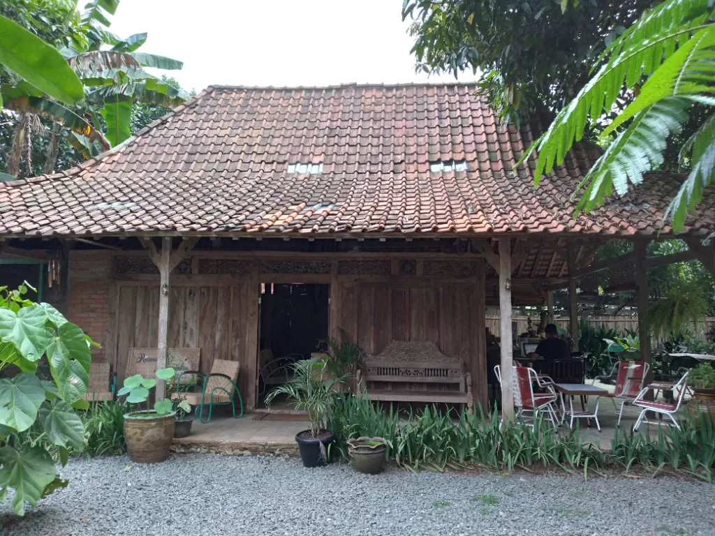 Rumah limasan berumur 300 tahun yang masih mengusung konsep tradisional di Depok. (Zcreators/Vivi Sanusi)