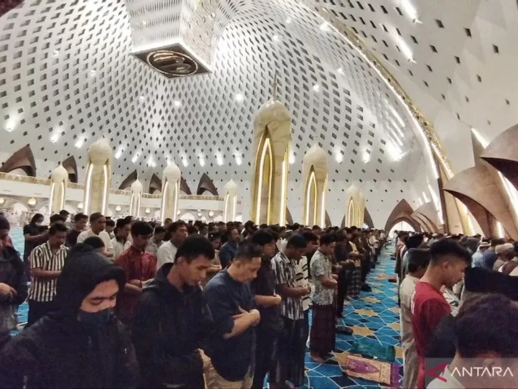   Umat Muslim mengikuti salat tarawih pertama di Masjid Raya Al Jabbar, Kota Bandung, Jawa Barat, Rabu (22/3/2023). (ANTARA/Bagus Ahmad Rizaldi)