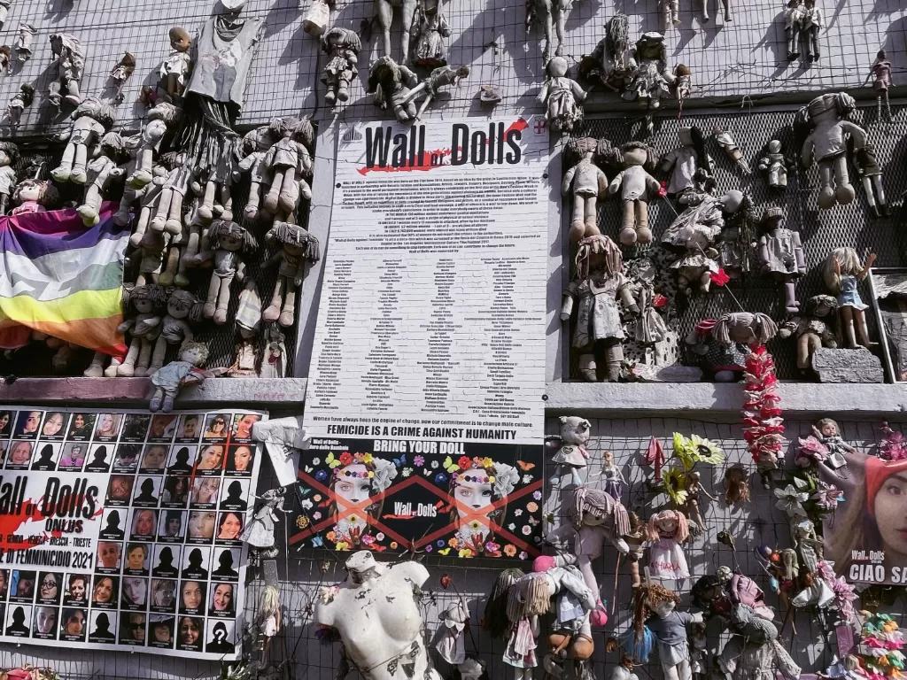 The Wall of Dolls di Milan (Z Creators/Alan Munandar)