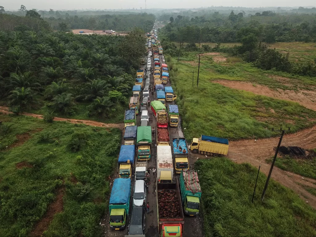BPJN Jambi mempersilakan angkutan batu bara untuk melewati jalan nasional meski menimbulkan polemik seperti kemacetan parah. (ANTARA FOTO/Wahdi Septiawan)