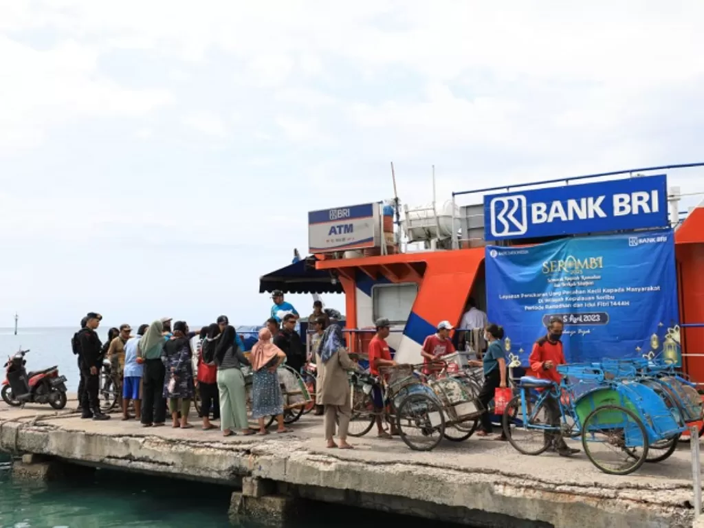 BRI memanfaatkan teras kapal untuk jadi tempat penukaran uang di Kepulauan Seribu. (Dok. Humas BRI)