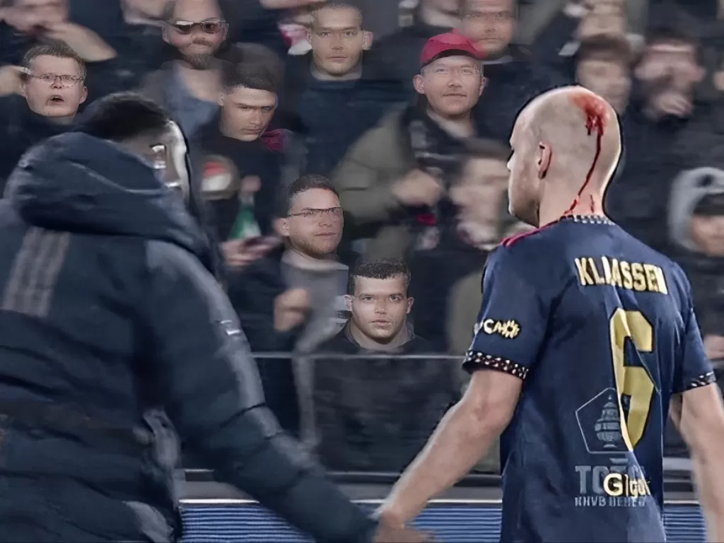 Pemain Ajax Amsterdam, Davy Klaassen, mengalami pendarahan di kepala usai ditimpuk penonton (ESPN)