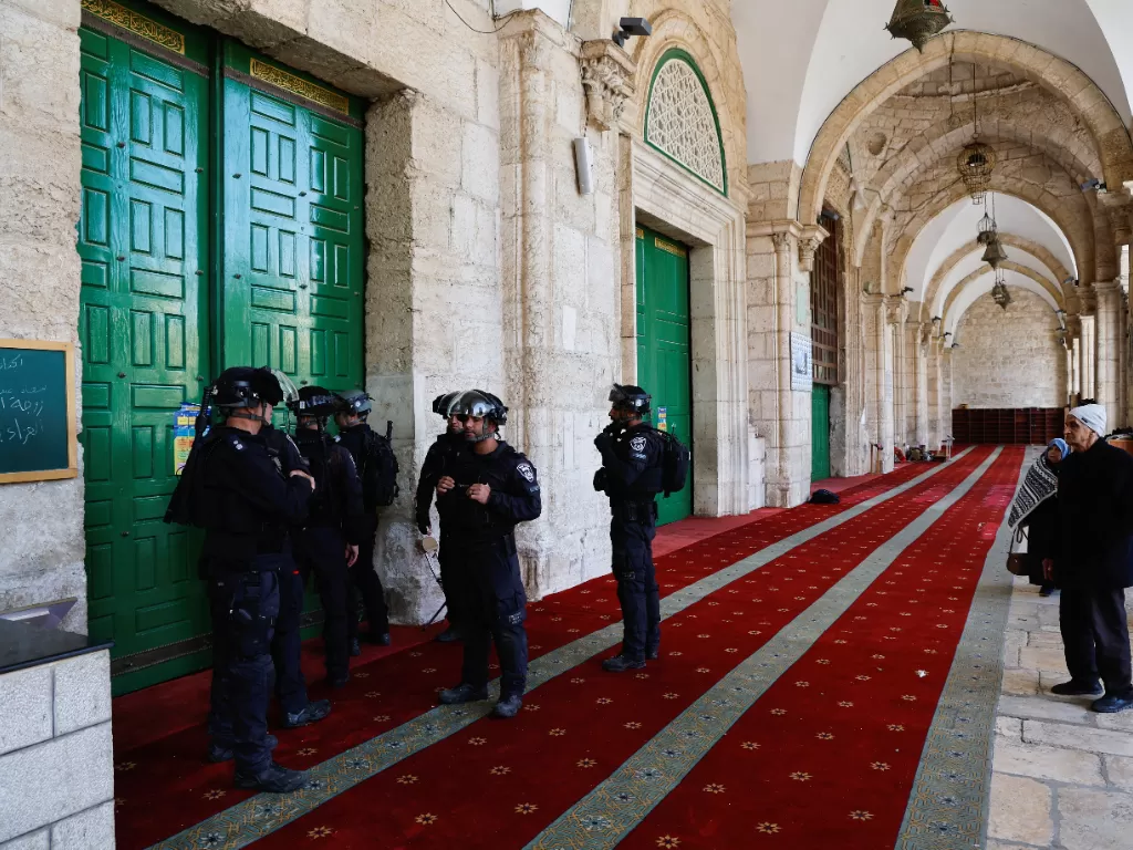 Pasukan Israel siaga di kompleks Masjid Al Aqsa. (REUTERS/Ammar Awad)