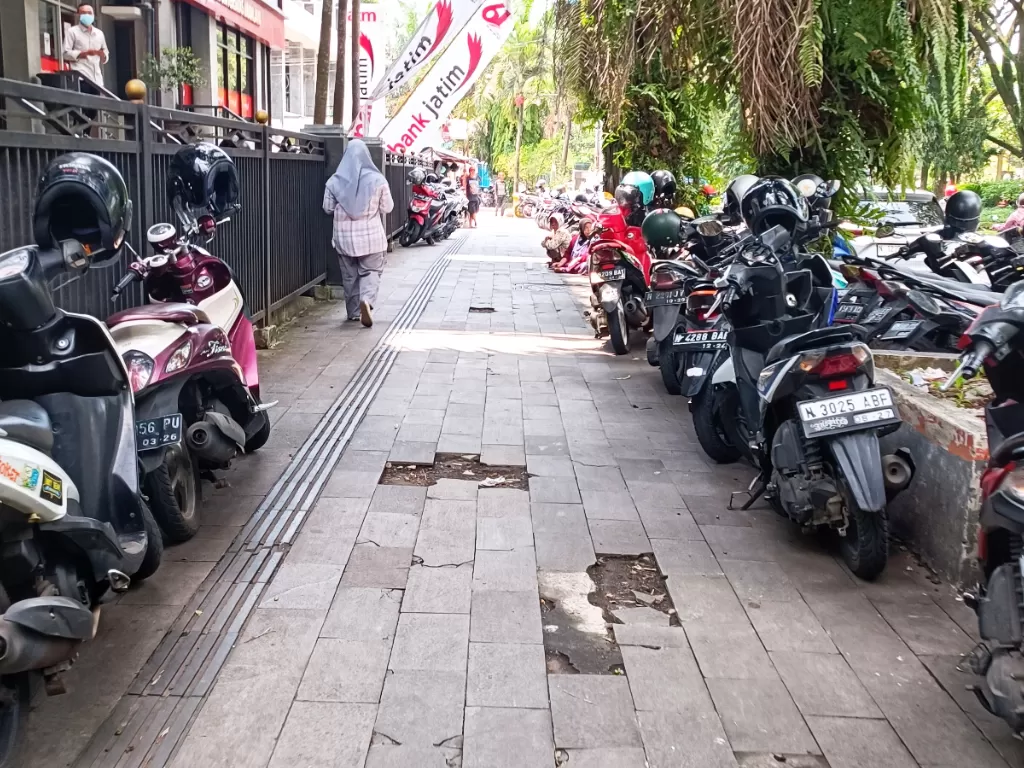 Parkir liar di jalan Veteran Malang. (Z Creators/Bhekti Setyowibowo).