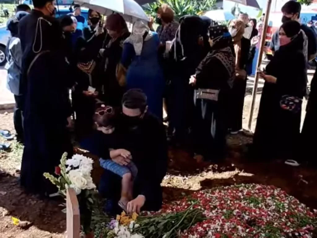Suami Asmirandah, Jonas Rivanno, dan anaknya saat menghadiri proses pemakaman papa mertua tercinta, pada Jumat (7/4/2023). (YouTube/Intens Investigasi)