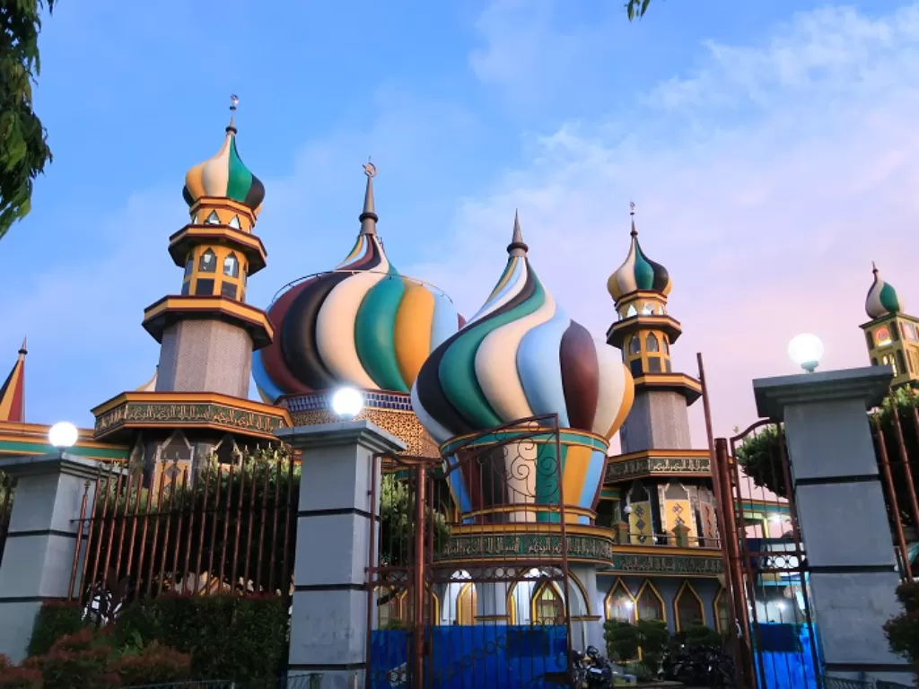 Masjid Pelangi di kawasan Bandara Soetta. (Z Creators/Jauzi Muqoddas)