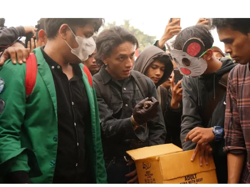 Aktor Jefri Nichol ikut demo di depan Gedung DPR RI, Jakarta. (Instagram/auliaraflii)