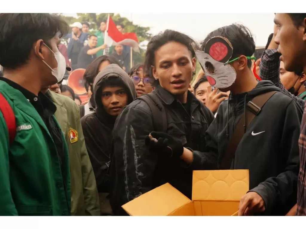 Aktor Jefri Nichol ikut demo di Gedung DPR RI, Jakarta, Kamis (7/4/2023). (Instagram/auliaraflii)