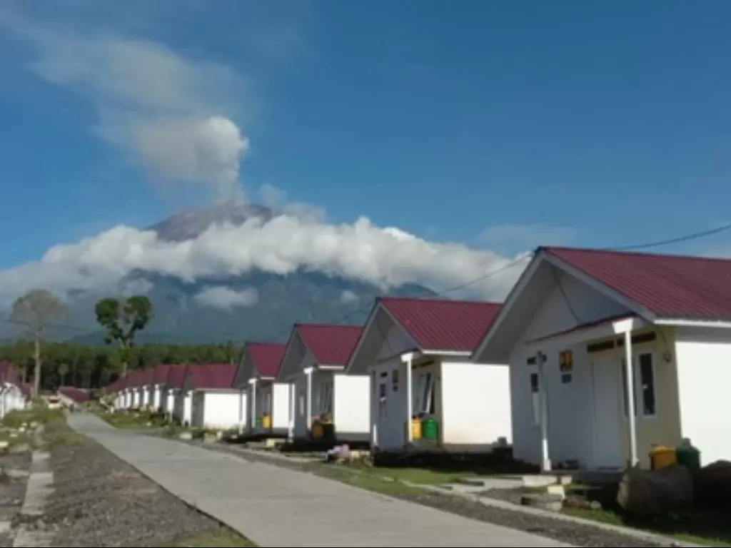 Hunian korban erupsi dengan view Gunung Semeru. (Z Creators/Awalus Saidatul)