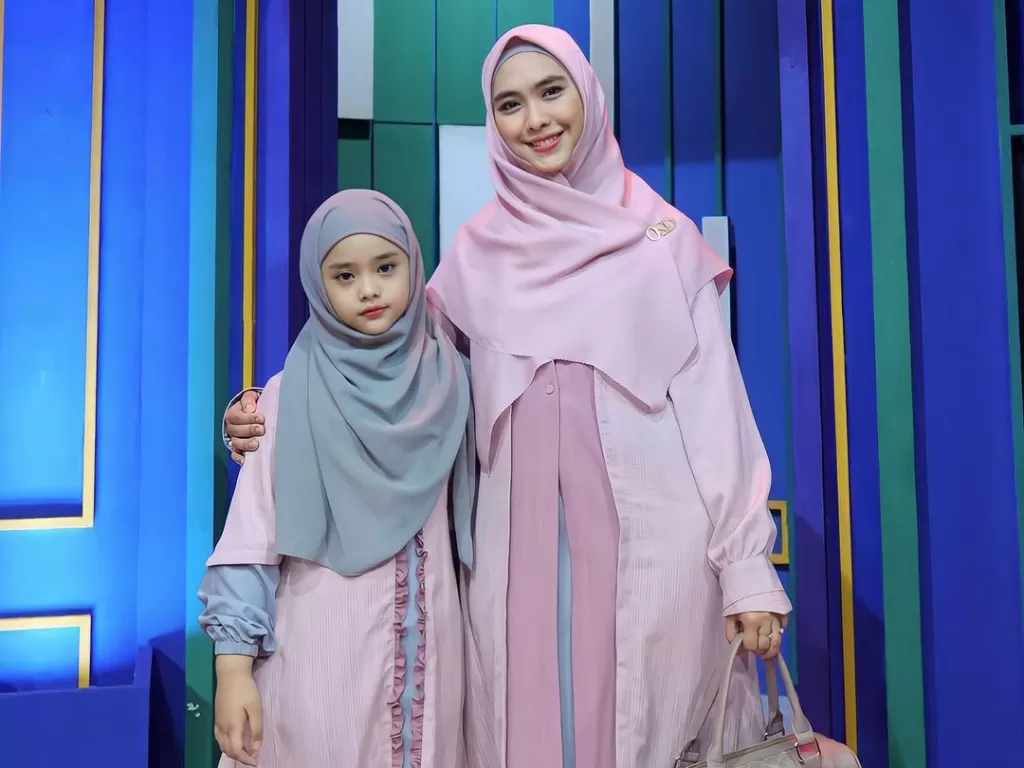 Oki Setiana Dewi dan Putrinya (Instagram/@okisetianadewi)