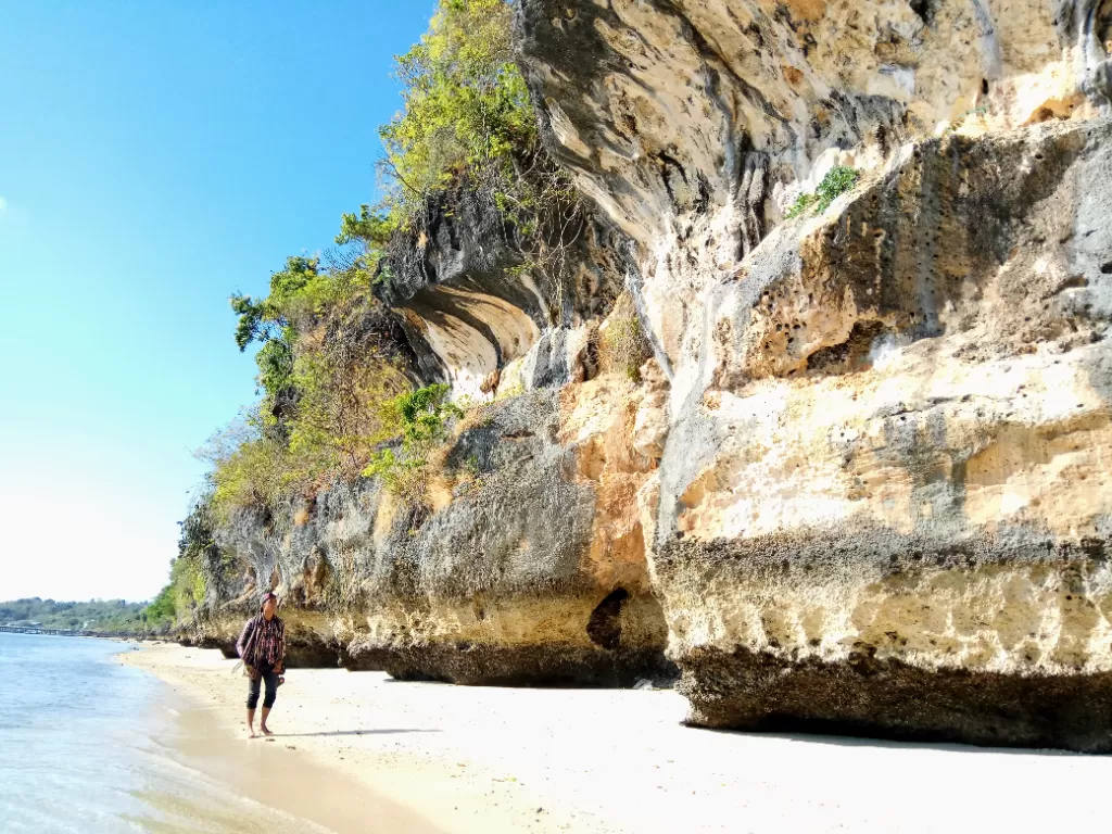 Jejeran batu karang di Pantai Air Dao, Kupang, Nusa Tenggara Timur. (Zcreators/Arianto Selly)