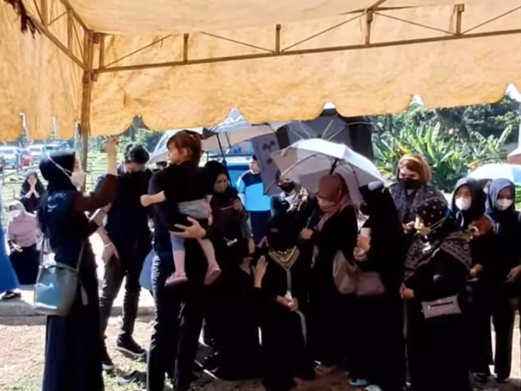 Asmirandah bersama suami, anak, mama, serta keluarganya saat menghadiri proses pemakaman papa tercinta, pada Jumat (7/4/2023). (YouTube/Intens Investigasi)